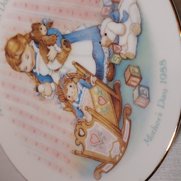 Vintage 1988 Avon Mother's Day Plate in Original Box - Picture 3 of 7